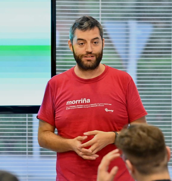 Anxo Sánchez impartindo formación sobre IA